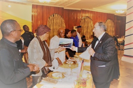 President Sirleaf-receives-picture